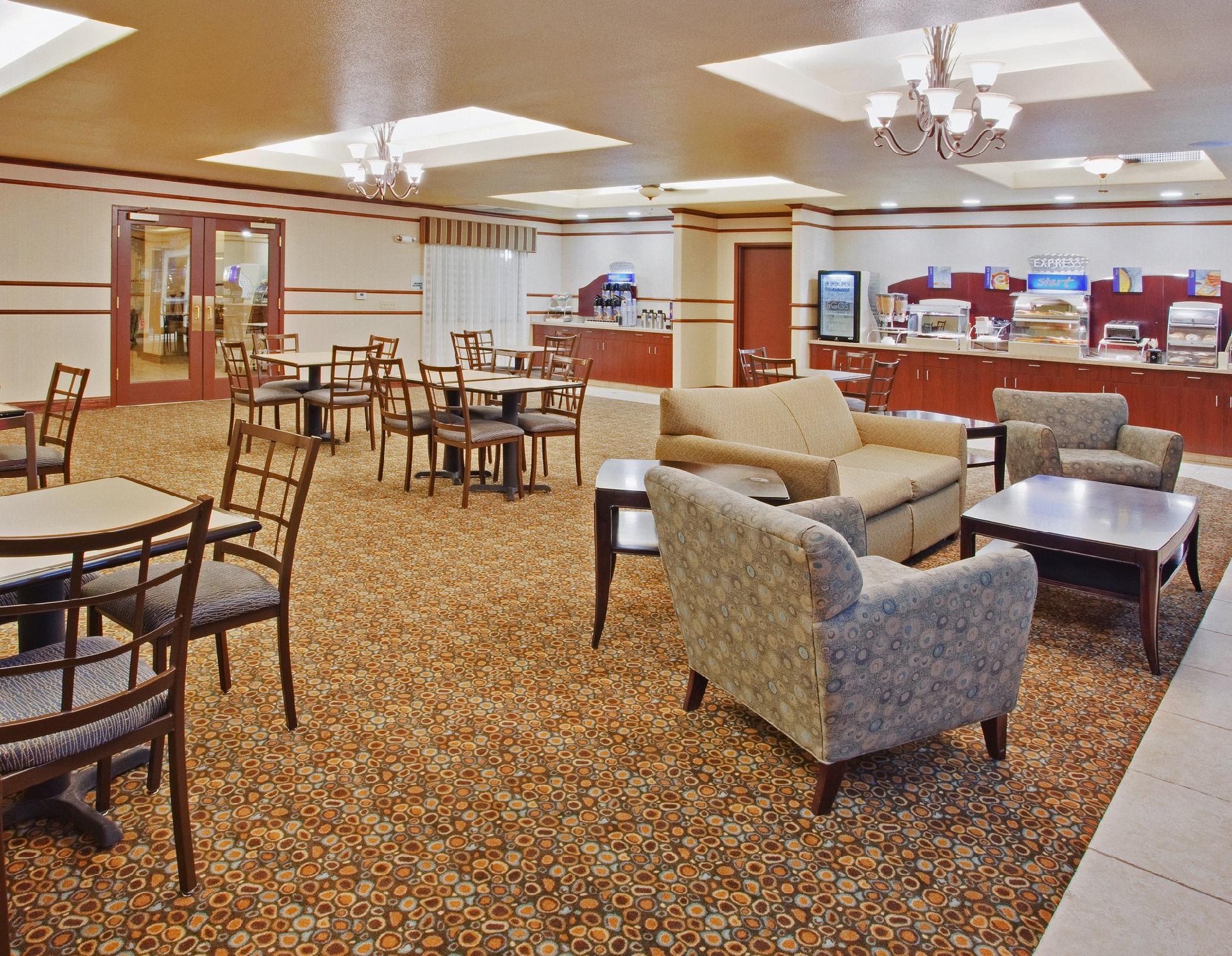Holiday Inn Express & Suites Dinuba West By Ihg Eksteriør billede