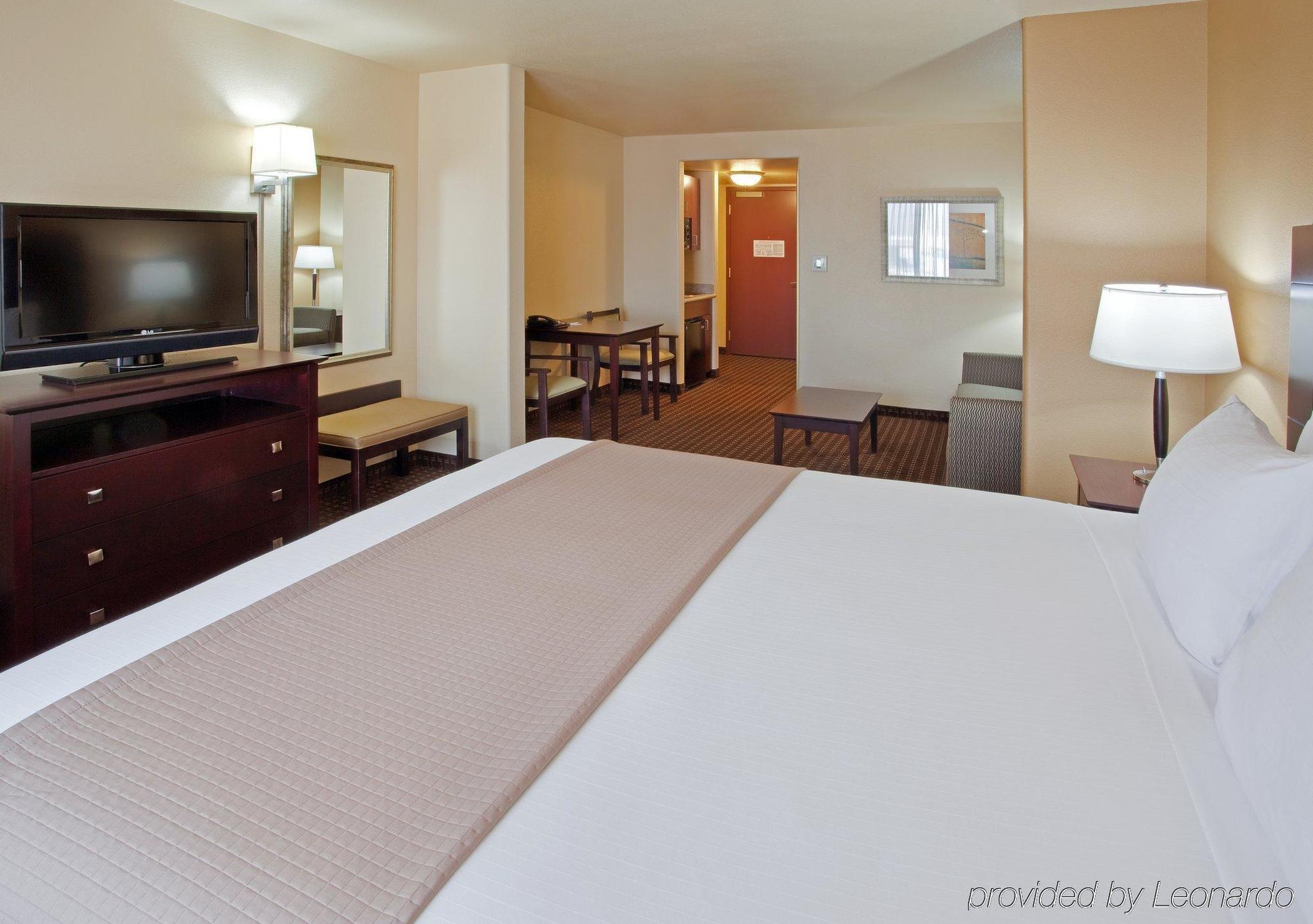 Holiday Inn Express & Suites Dinuba West By Ihg Værelse billede